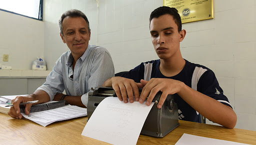 Você está visualizando atualmente MEC promove capacitação de professores para alfabetização de estudantes com deficiências