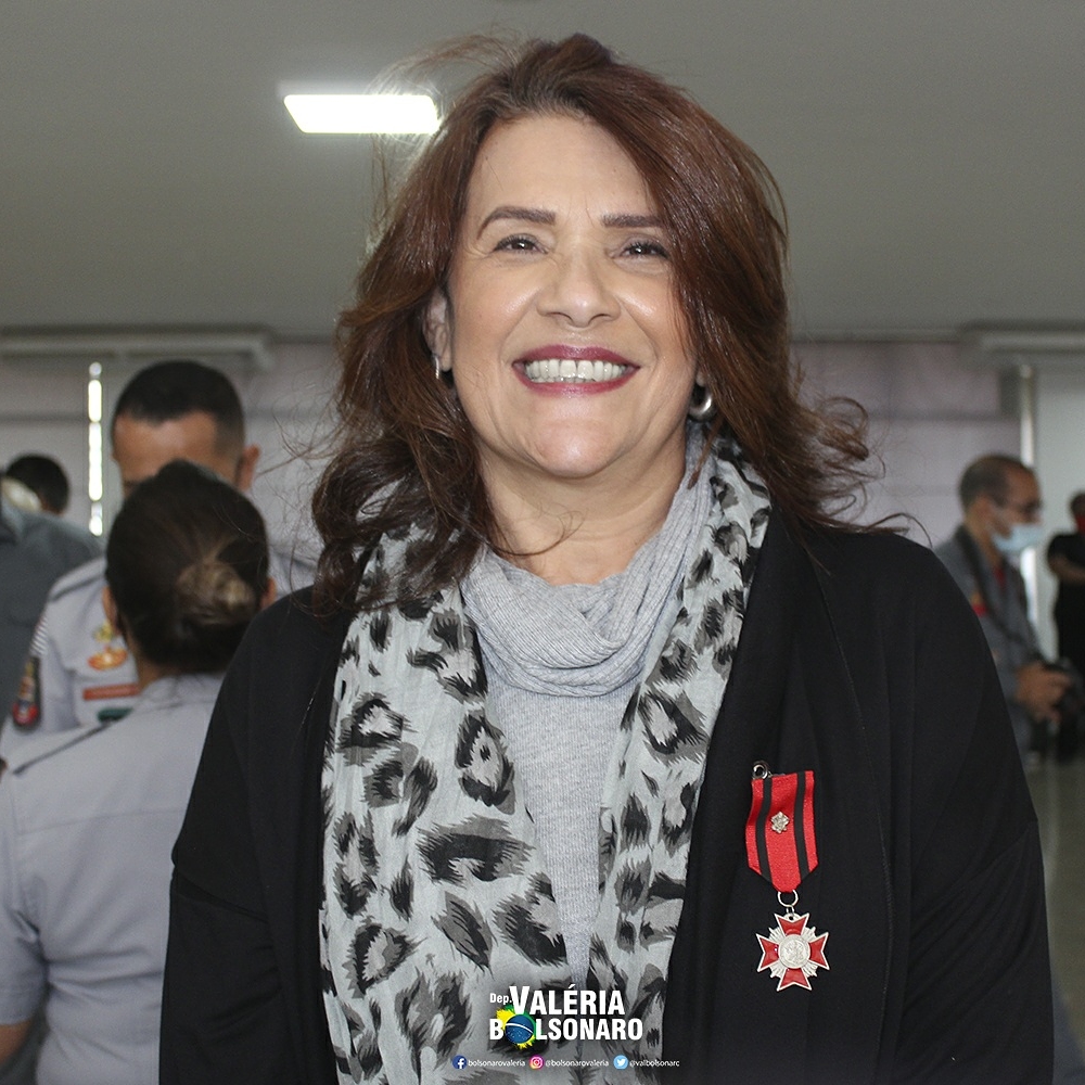 Você está visualizando atualmente Deputada Valéria Bolsonaro é homenageada com Medalha Comemorativa do Centenário do Corpo de Bombeiros