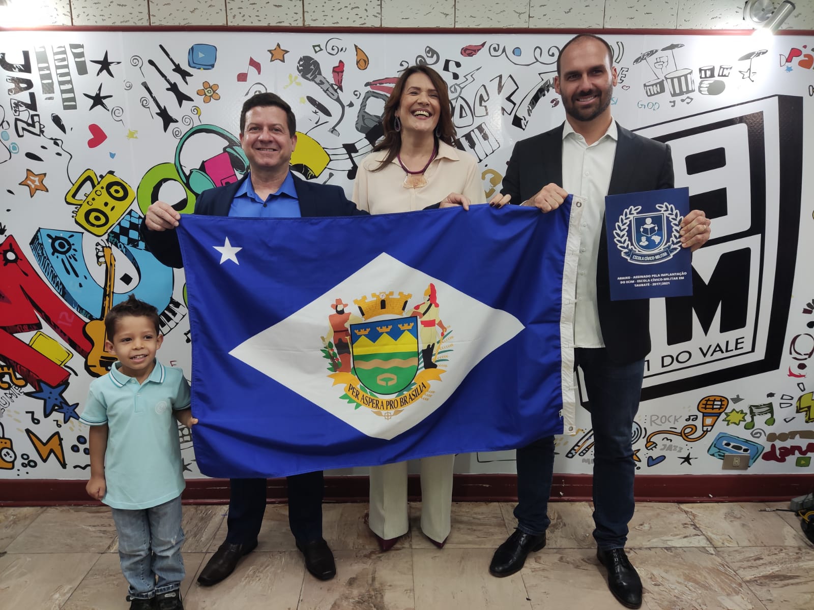 Você está visualizando atualmente Valéria Bolsonaro participa de inauguração de escola cívico-militar em Taubaté