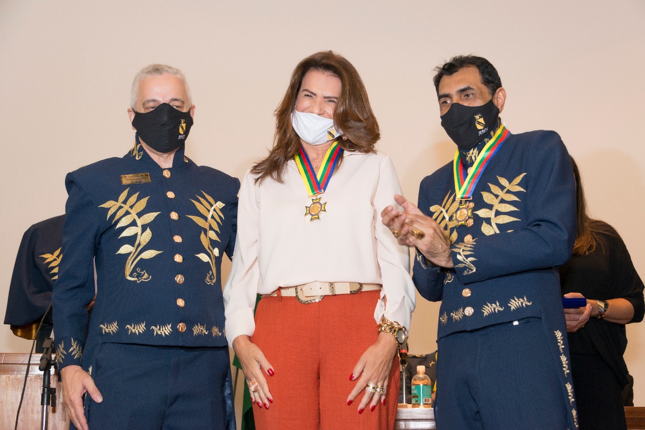 Valéria Bolsonaro recebe medalha “Dom Ives Gandra”