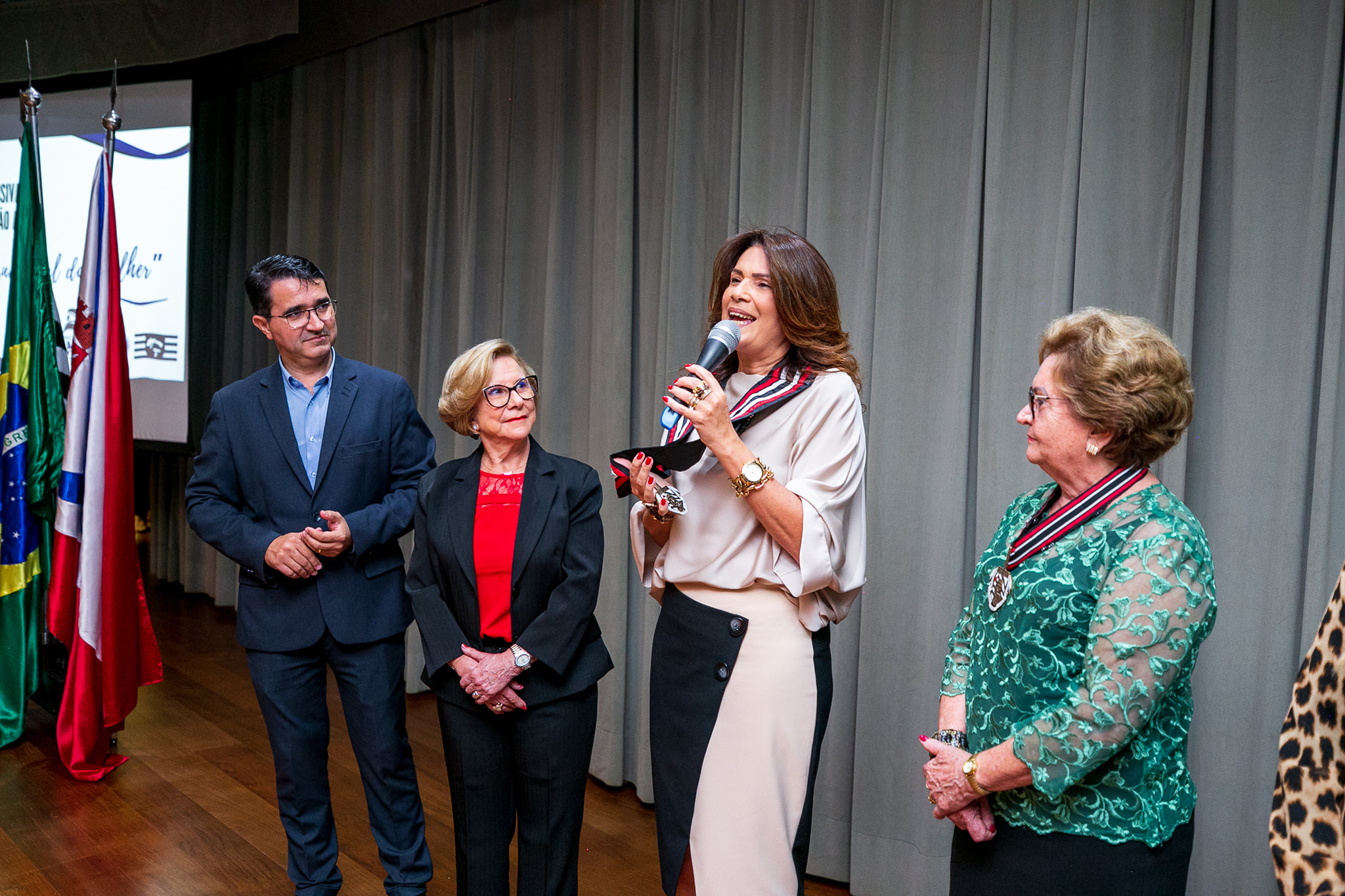 Valéria Bolsonaro recebe honraria em Amparo durante cerimônia em alusão ao Dia da Mulher