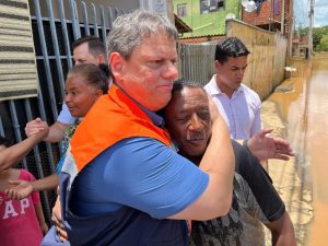 Leia mais sobre o artigo Momento histórico: Governador Tarcísio visita Capivari em apoio a famílias atingidas pelas enchentes