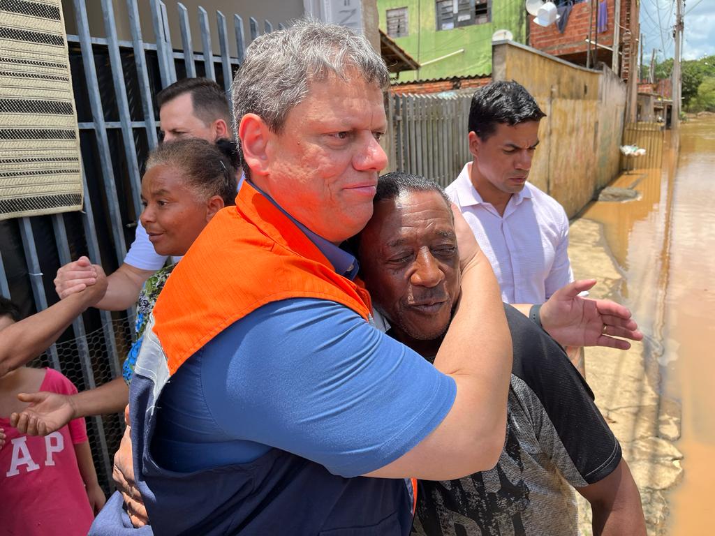 Você está visualizando atualmente Momento histórico: Governador Tarcísio visita Capivari em apoio a famílias atingidas pelas enchentes
