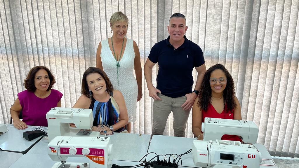 Valéria Bolsonaro prestigia abertura do projeto Costurando Sonhos em Araras