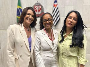 Leia mais sobre o artigo Valéria Bolsonaro entrega Colar de Honra ao Mérito a Secretária de Políticas Para Mulher, Sonaira Fernandes
