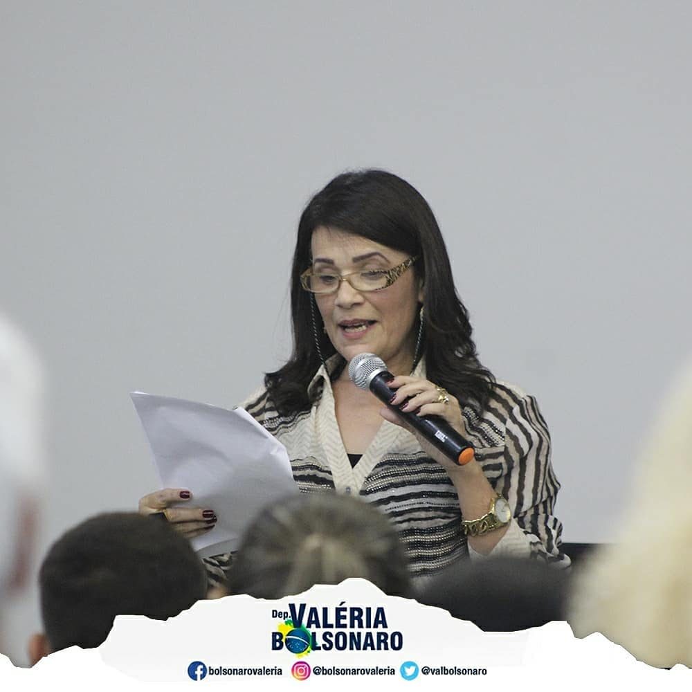 Você está visualizando atualmente Deputada Valéria Bolsonaro esclarece dúvidas de pais de Campinas sobre implantação de escola cívico-militar